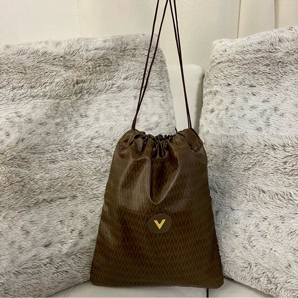 Valentino - Picture 3 of 7